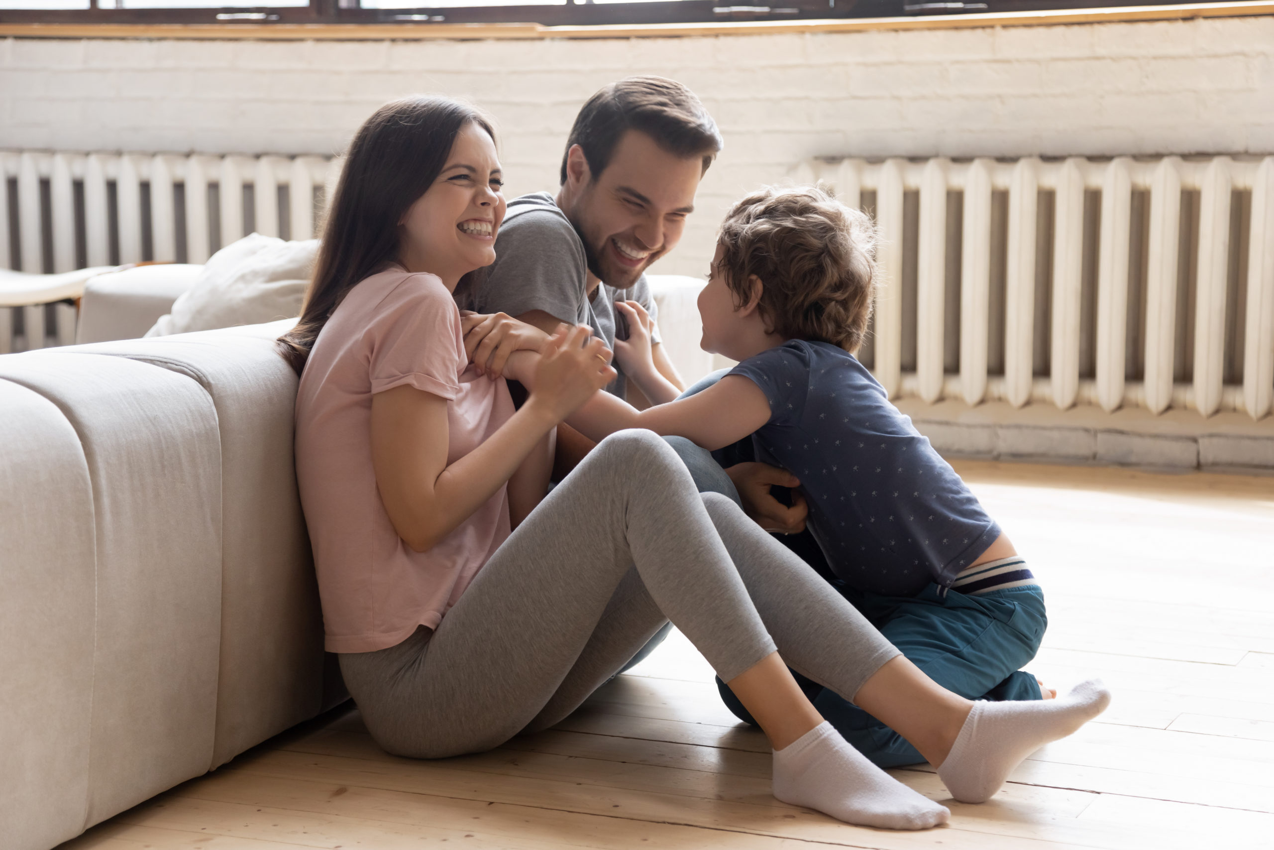 Famille heureuse près du chauffage de son salon