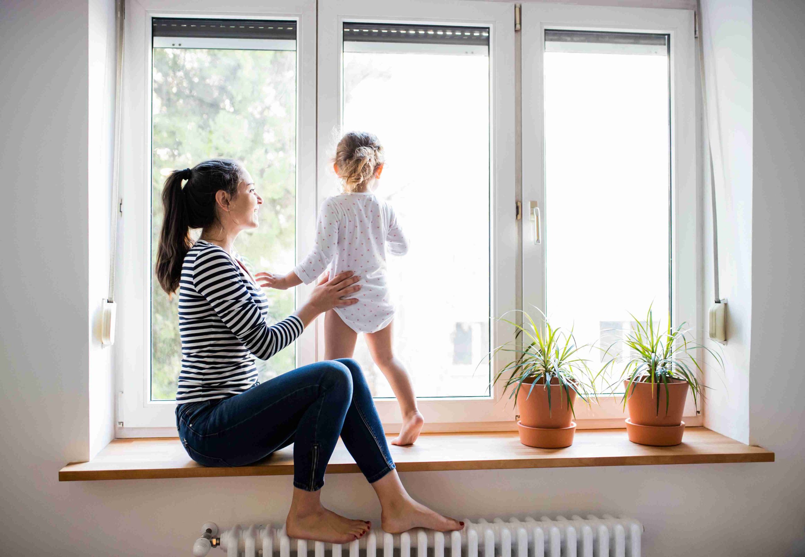 Mère et fille à proximité du chauffage